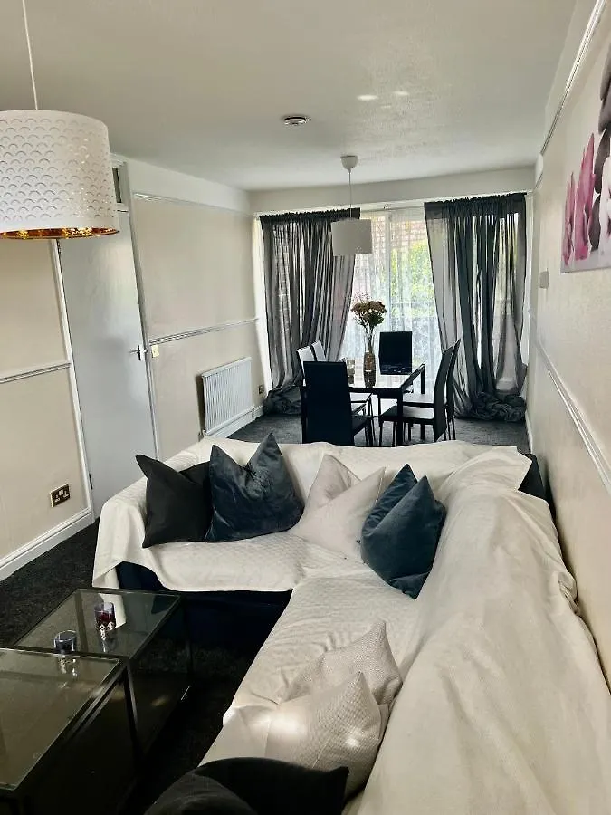 Stunning 3 Bedroom Property- Large Rooms London Homestay