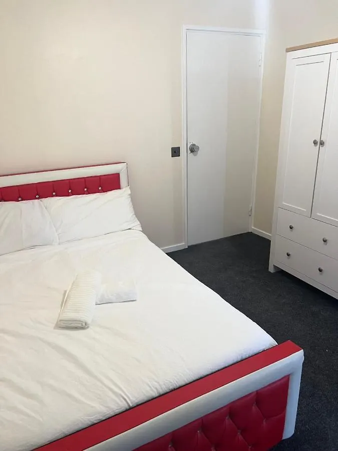 Stunning 3 Bedroom Property- Large Rooms London Homestay