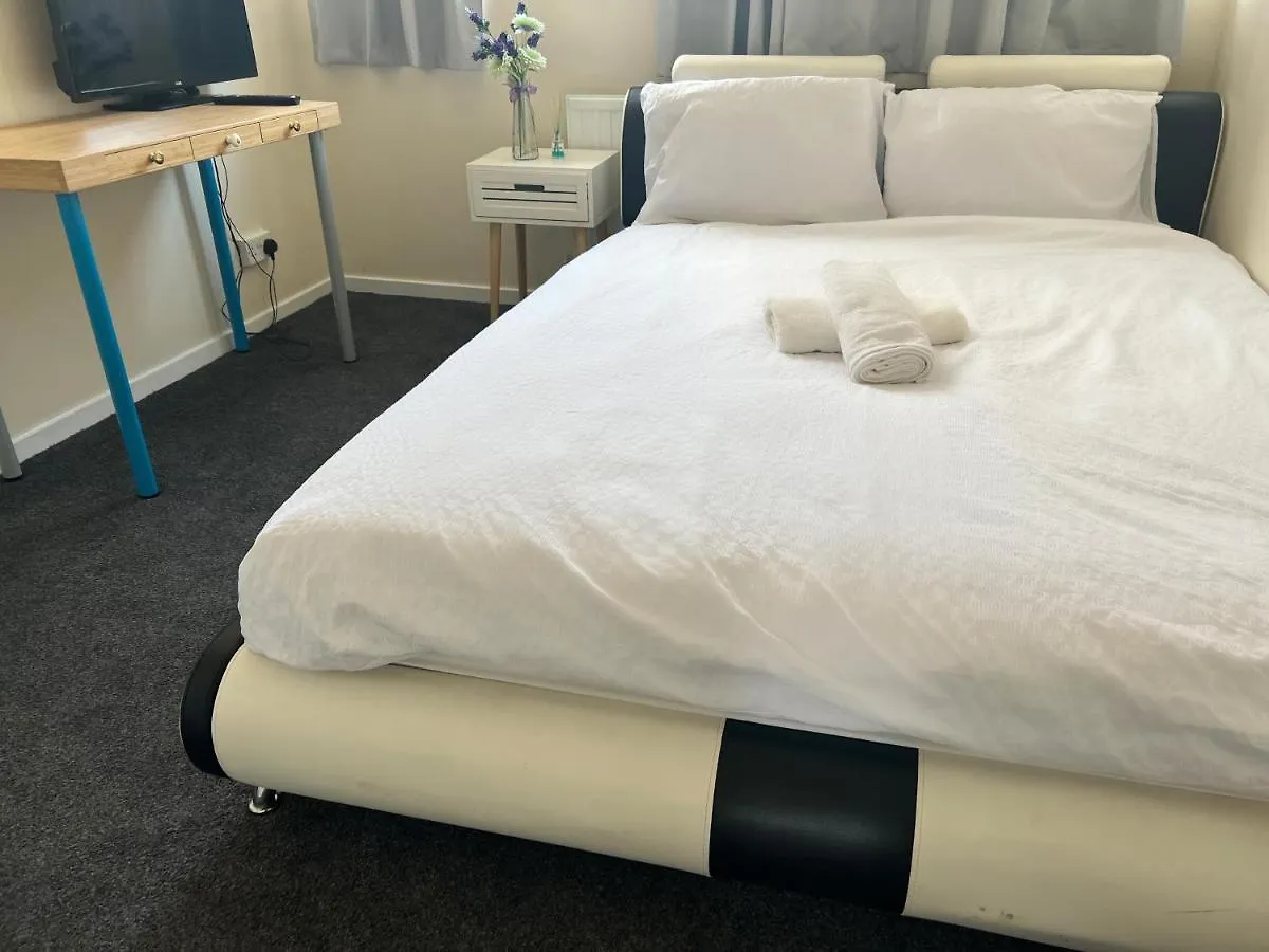 Stunning 3 Bedroom Property- Large Rooms London Homestay