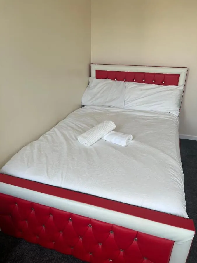 Stunning 3 Bedroom Property- Large Rooms London Homestay