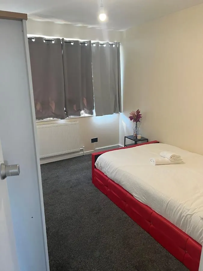 Stunning 3 Bedroom Property- Large Rooms London 0*,